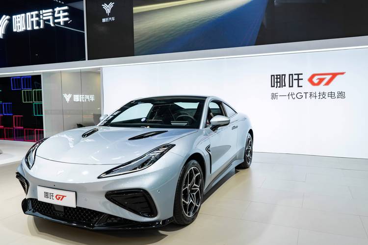 东莞294哪吒汽车在智能汽车领域的表现，领途汽车在新能源汽车市场中的影响力